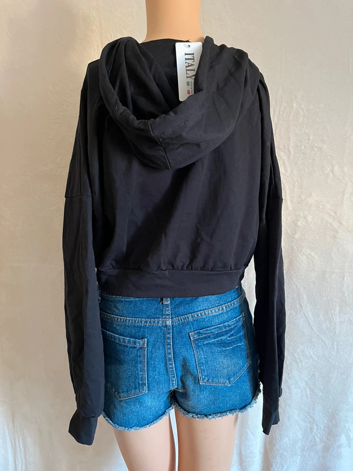 Zwarte crop top met trendy snit – nieuw met label 🖤 – photo 3